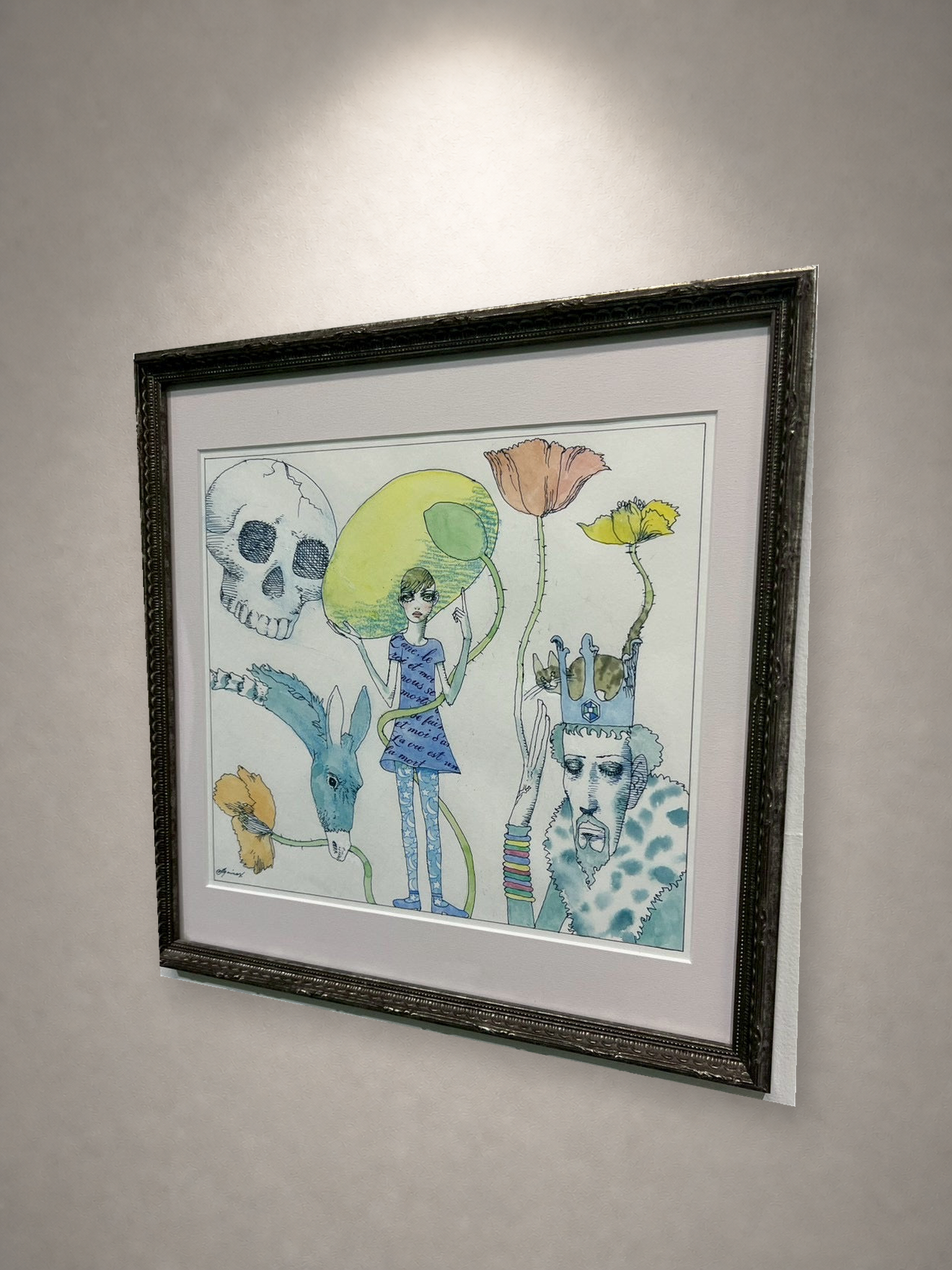 宇野亜喜良　ペン・水彩　原画 一灯の白色スポットライトによる壁面展示イメージ・左斜め（作品画像非改変）