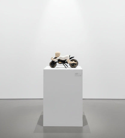 林茂樹「1/2(half)OO」 鋳込み技法、磁器、ボルト、ナット等 / Slip casting, porcelain, bolts, nuts, etc.