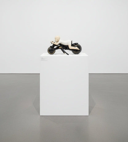 林茂樹「1/2(half)OO」 鋳込み技法、磁器、ボルト、ナット等 / Slip casting, porcelain, bolts, nuts, etc.