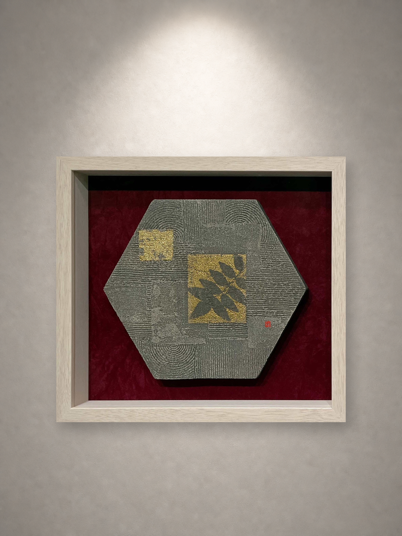 泉東臣「Honeycomb Chain #0037」 一灯の白色スポットライトによる壁面展示イメージ・正面（作品画像非改変）