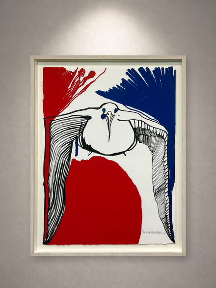 木原千春「鳥（赤青）」11/14 一灯の白色スポットライトによる壁面展示イメージ・正面（作品・額装非改変）