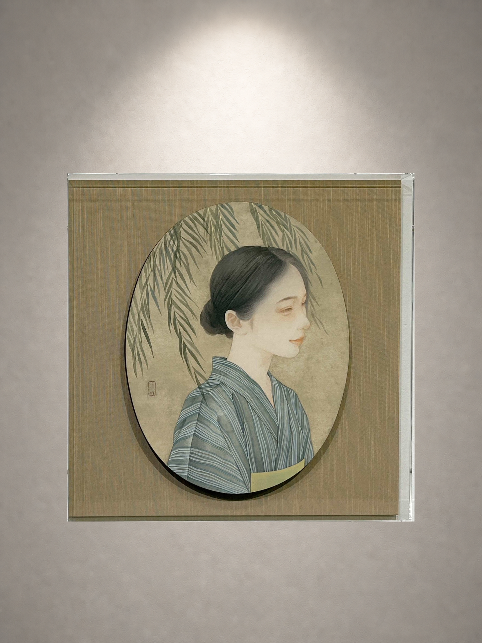 下重ななみ「あいの風」 一灯の白色スポットライトによる壁面展示イメージ・正面（作品画像非改変）