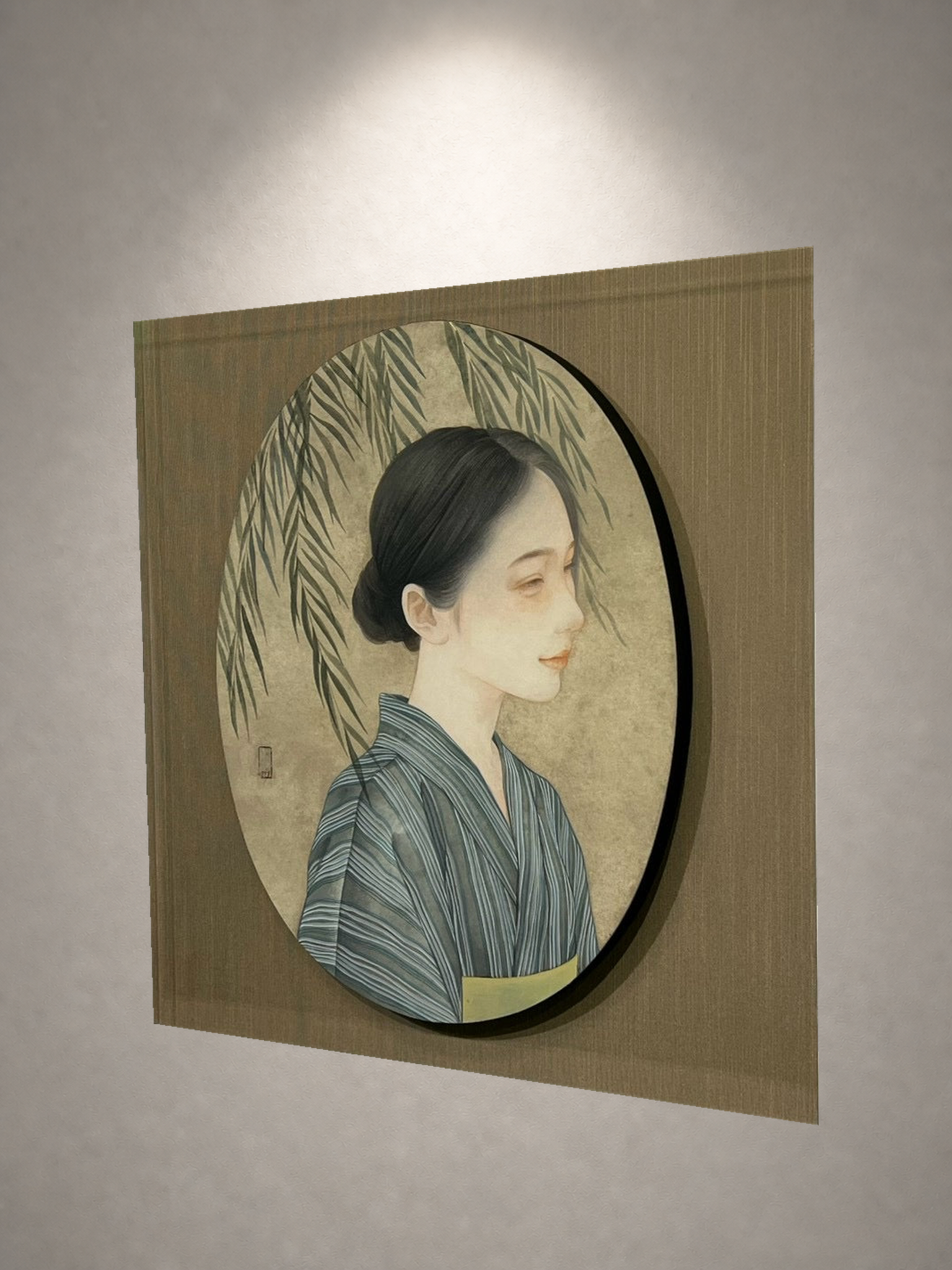 下重ななみ「あいの風」 一灯の白色スポットライトによる壁面展示イメージ・左斜め（作品画像非改変）