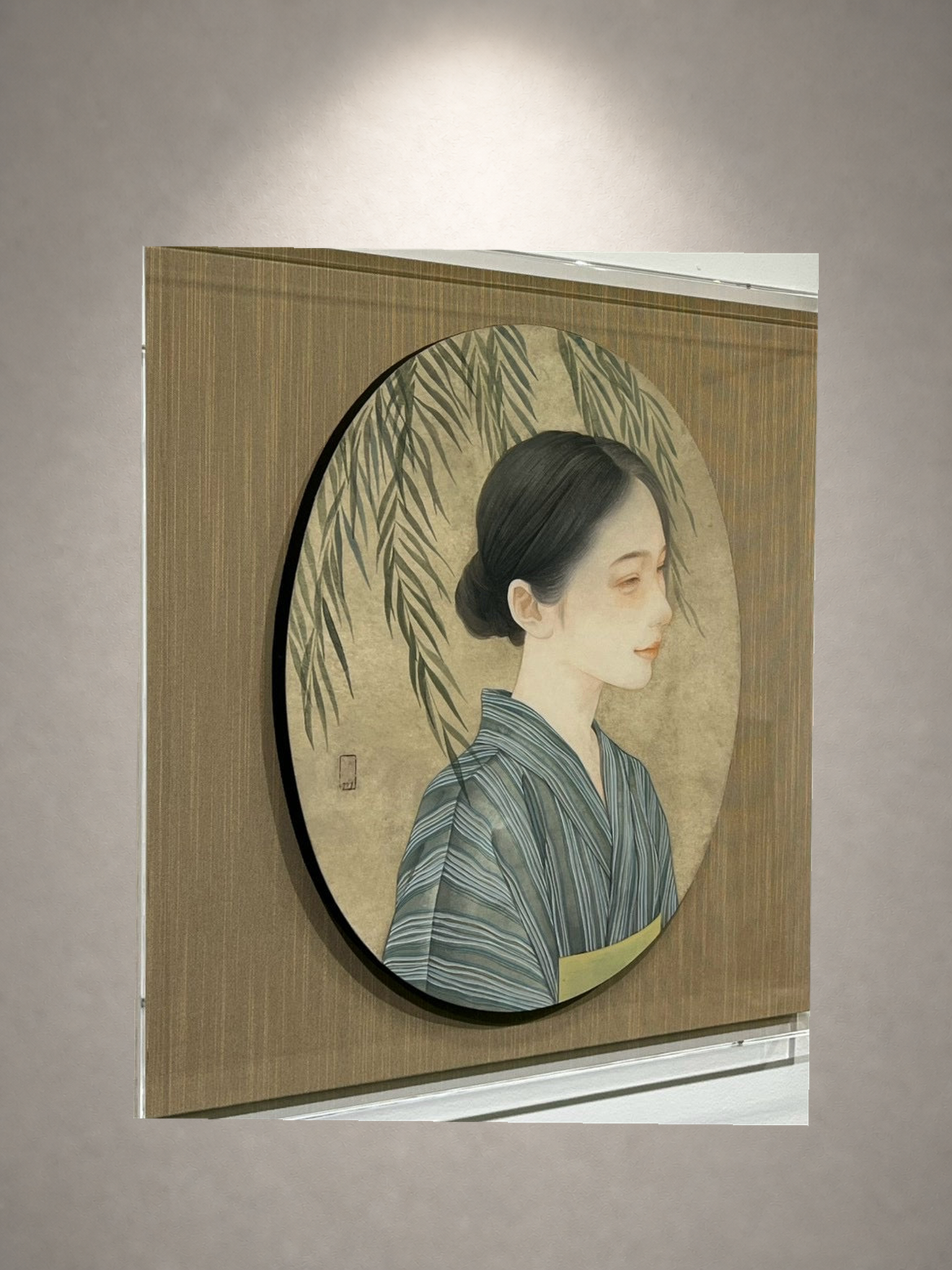 下重ななみ「あいの風」 一灯の白色スポットライトによる壁面展示イメージ・右斜め（作品画像非改変）