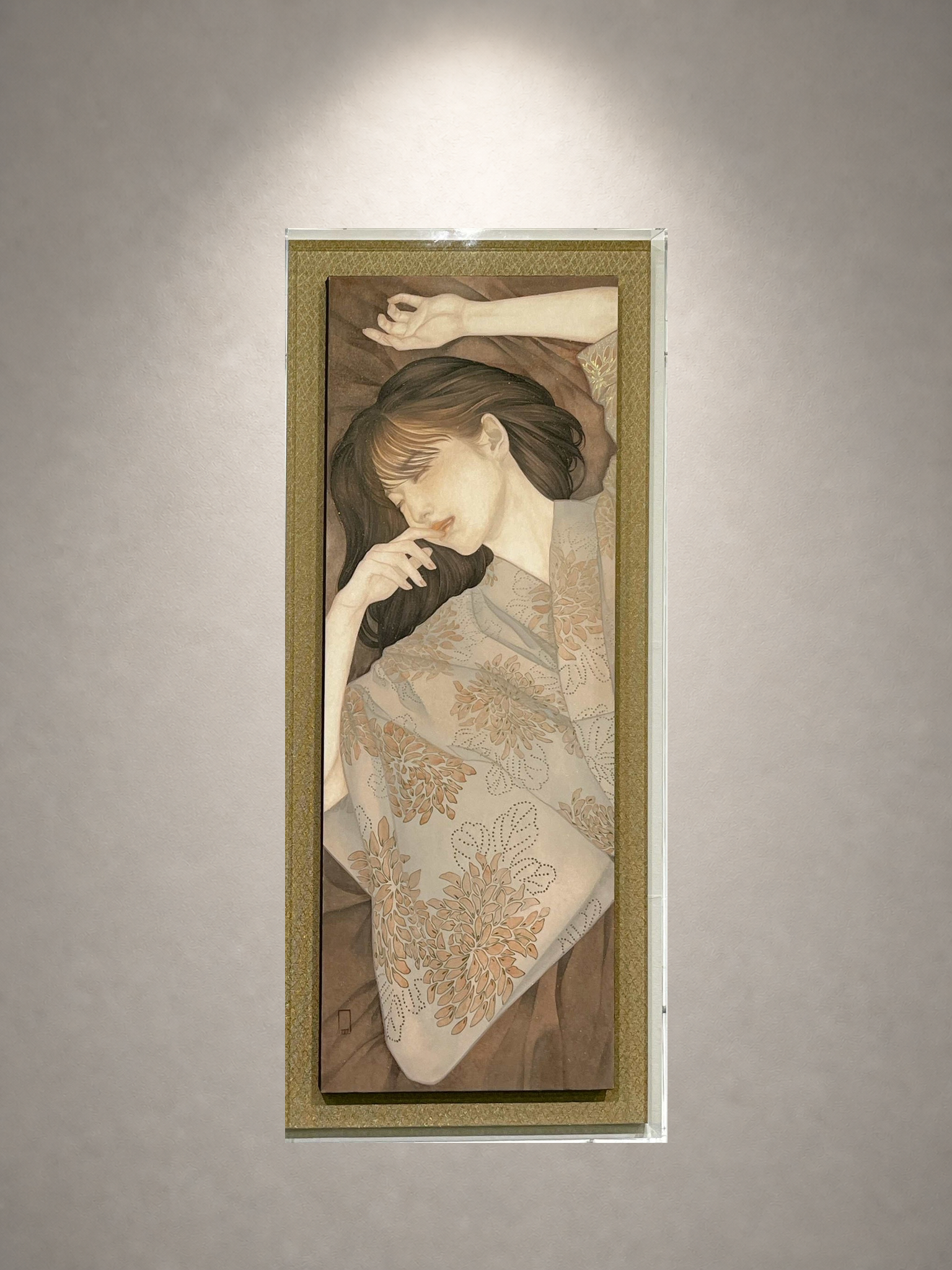 下重ななみ「花影」 一灯の白色スポットライトによる壁面展示イメージ・正面（作品画像非改変）