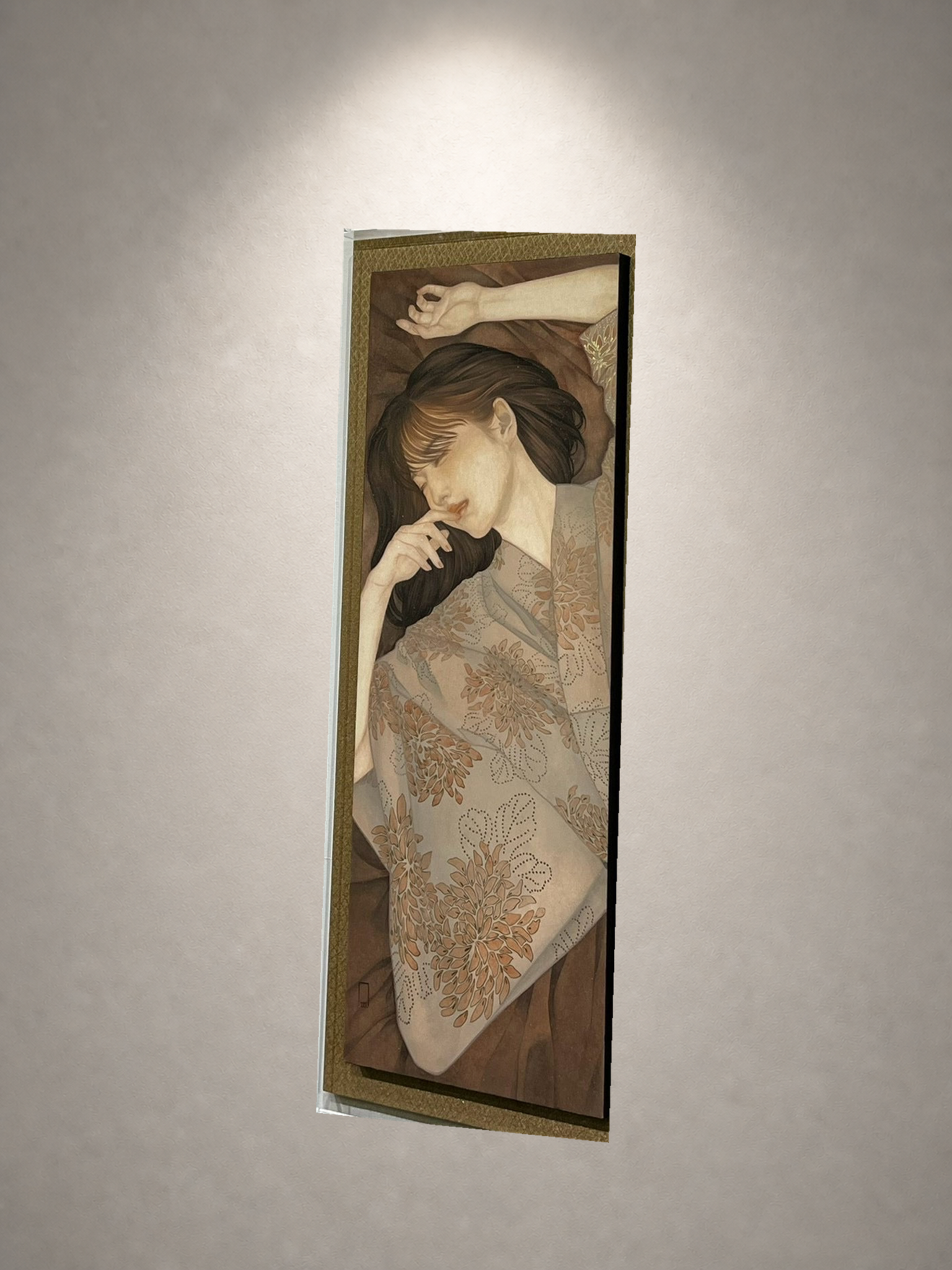 下重ななみ「花影」 一灯の白色スポットライトによる壁面展示イメージ・左斜め（作品画像非改変）