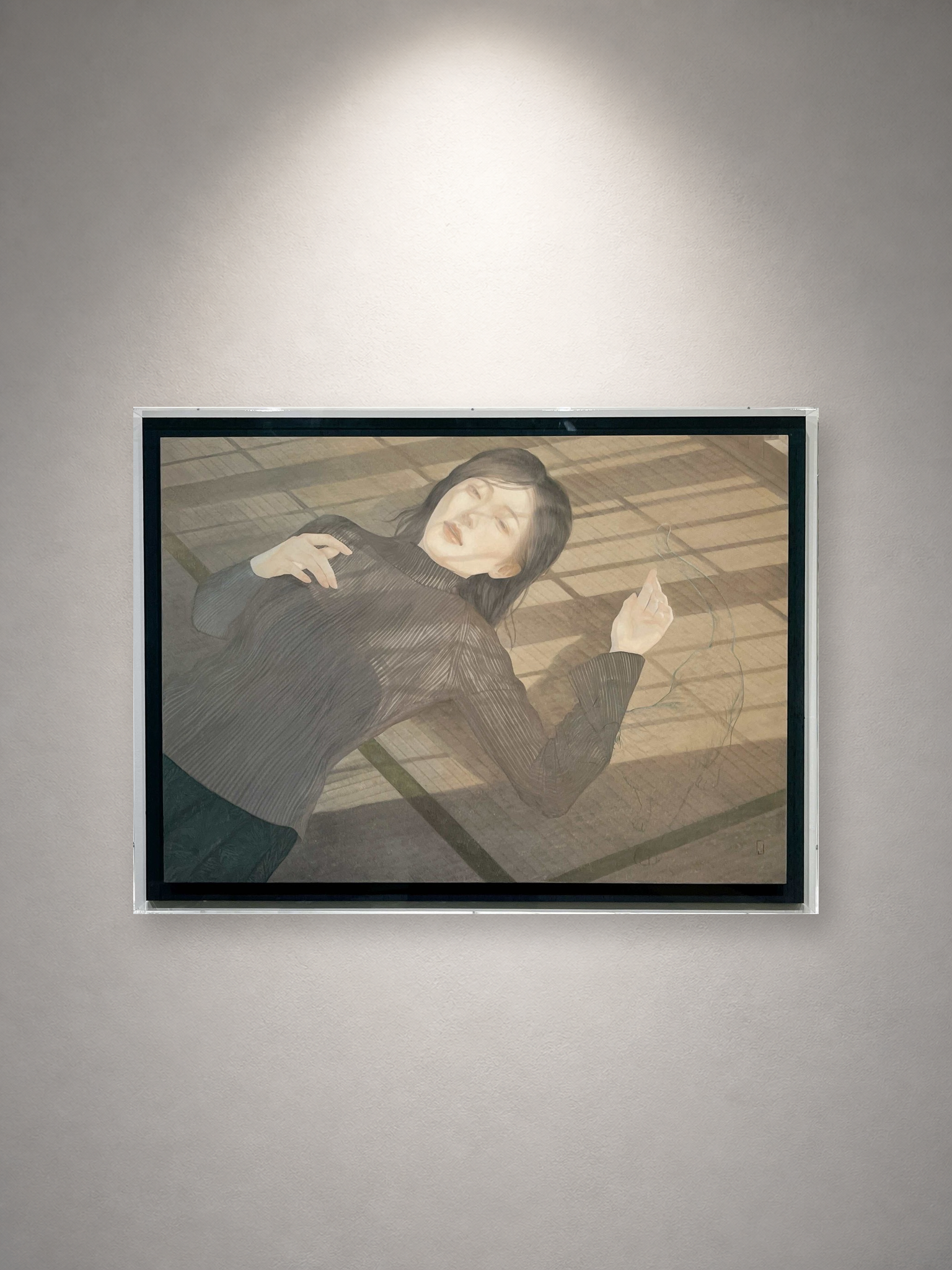 下重ななみ「迷い猫」一灯の白色スポットライトによる壁面展示イメージ・正面（作品画像非改変）