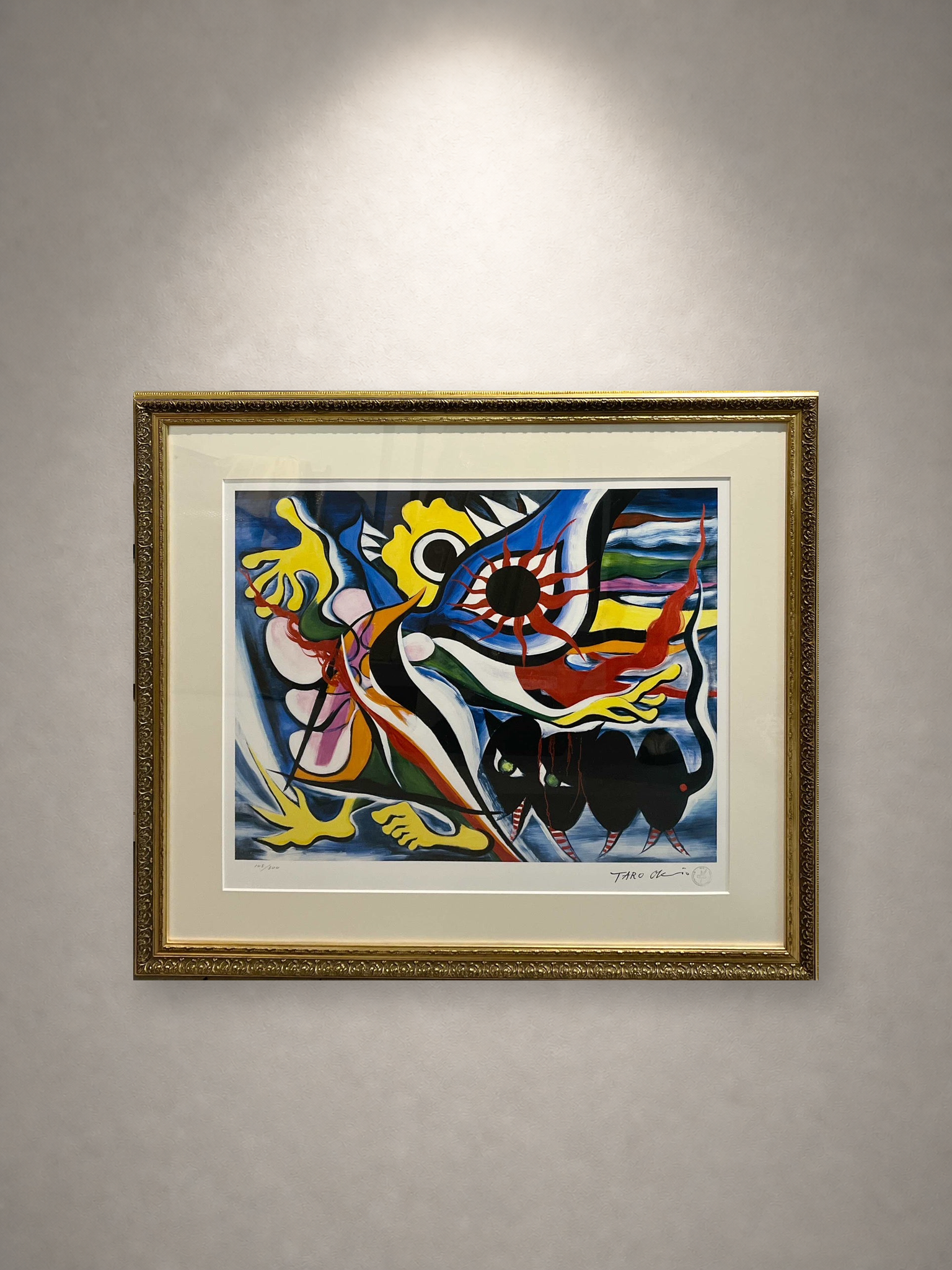 岡本太郎「訣別」 一灯の白色スポットライトによる壁面展示イメージ・正面（作品画像非改変）