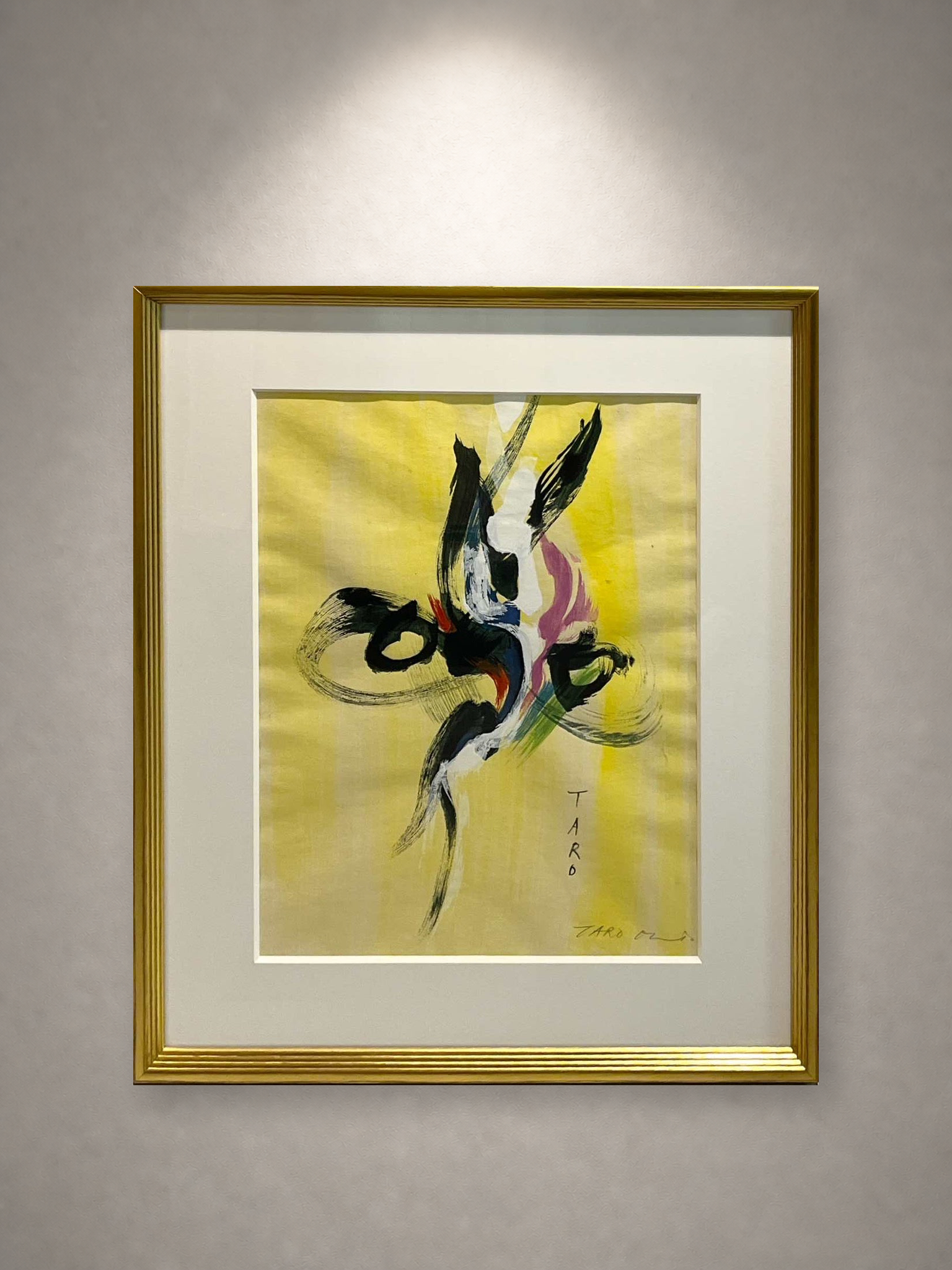 岡本太郎「顔」 一灯の白色スポットライトによる壁面展示イメージ・正面（作品画像非改変）