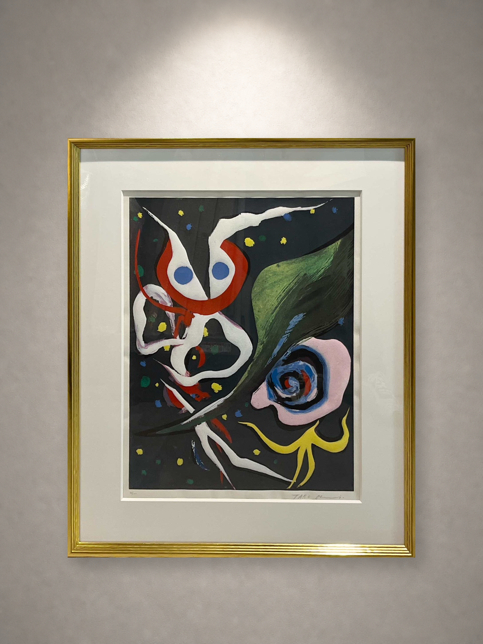 岡本太郎「夜の会合」 一灯の白色スポットライトによる壁面展示イメージ・正面（作品画像非改変）