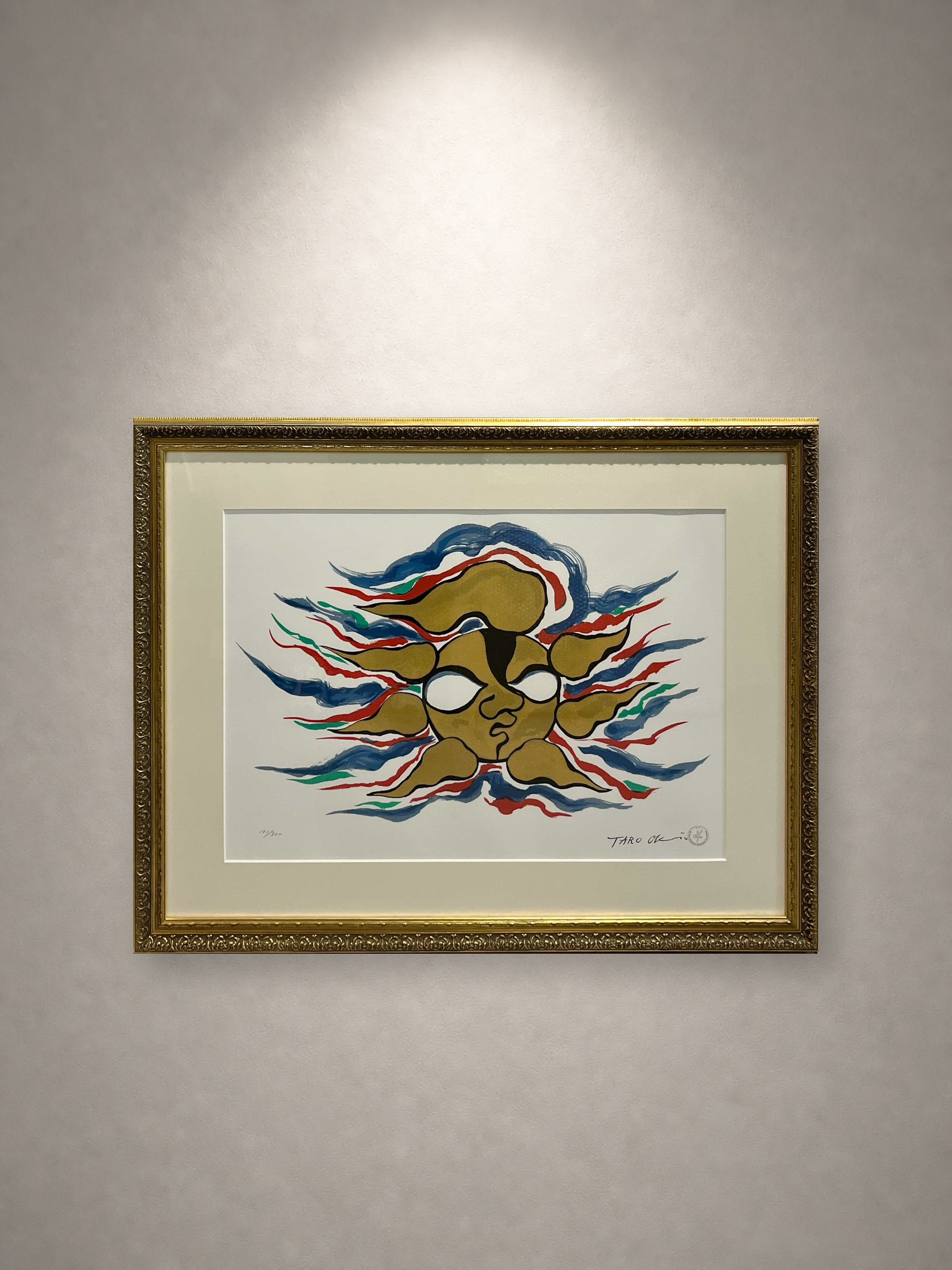 岡本太郎「太陽」ED.171/300 一灯の白色スポットライトによる壁面展示イメージ・正面（作品画像非改変）