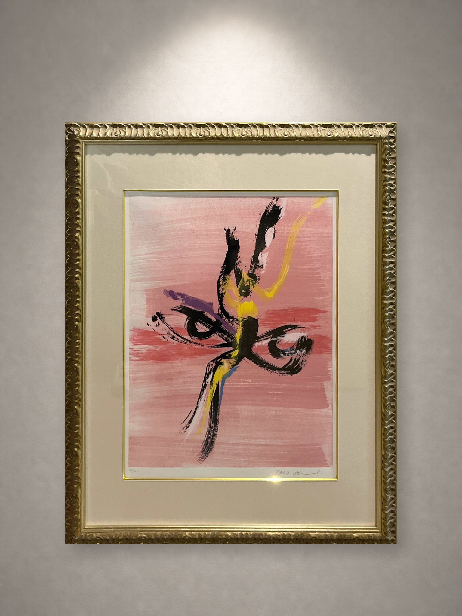岡本太郎「視る」 一灯の白色スポットライトによる壁面展示イメージ・正面（作品画像非改変）