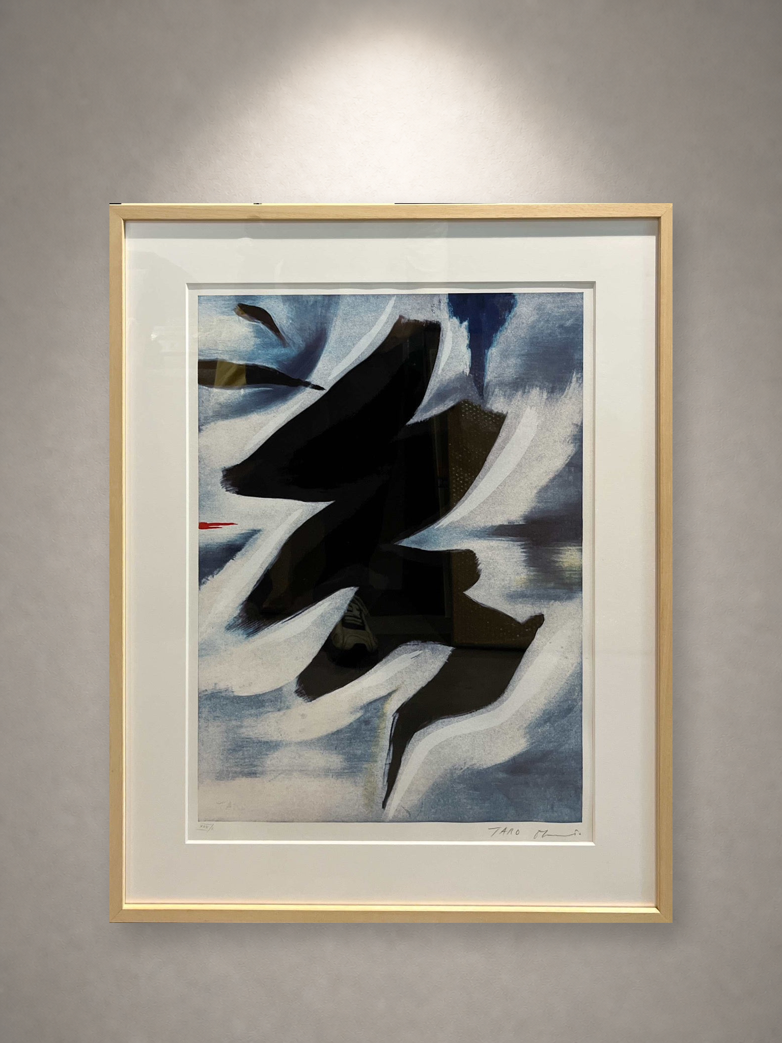 岡本太郎「アドレッサン」 一灯の白色スポットライトによる壁面展示イメージ・正面（作品画像非改変）