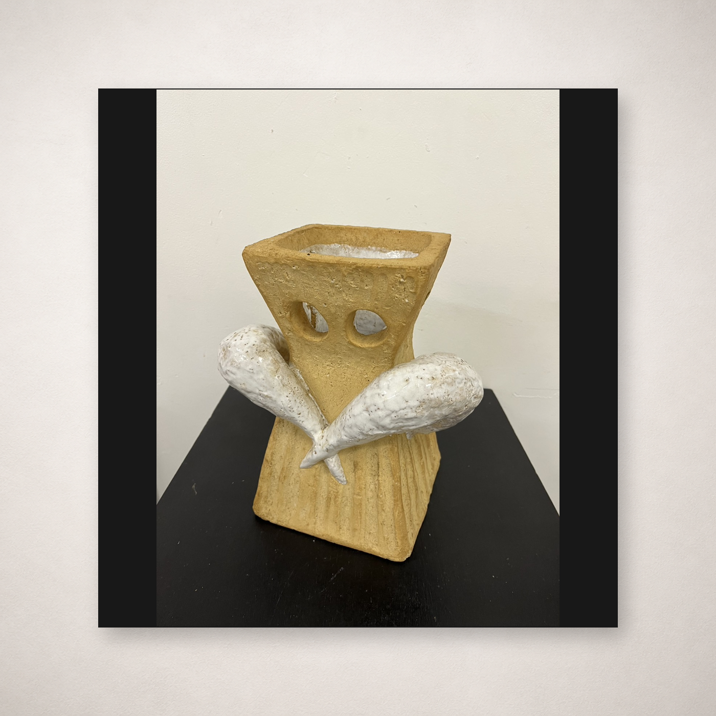 岡本太郎「むすめ」展示イメージ（壁のみ・額サイズ基準）