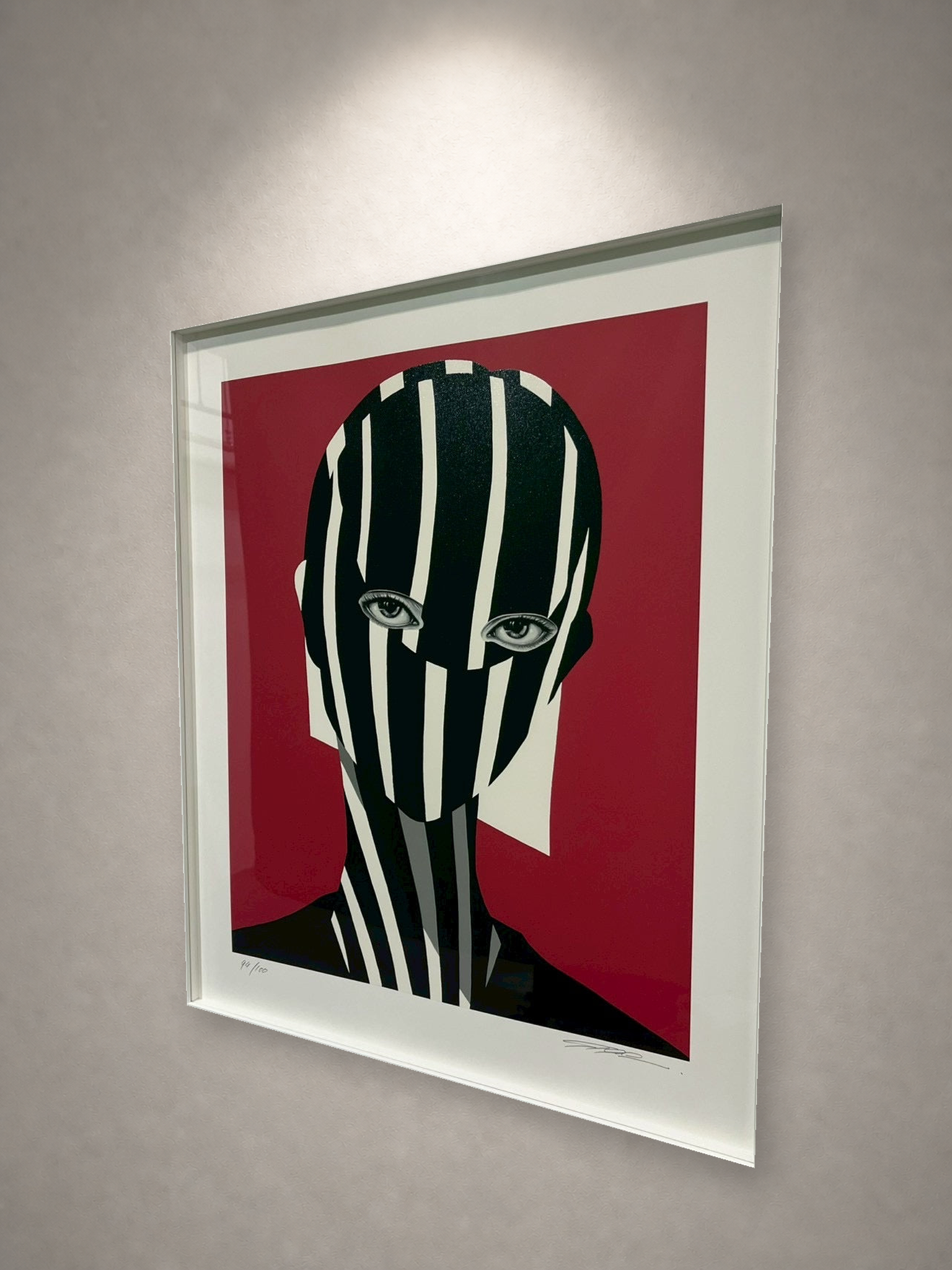 松山しげき「Portrait of dazzle #124-P」 一灯の白色スポットライトによる壁面展示イメージ・左斜め（作品画像非改変）