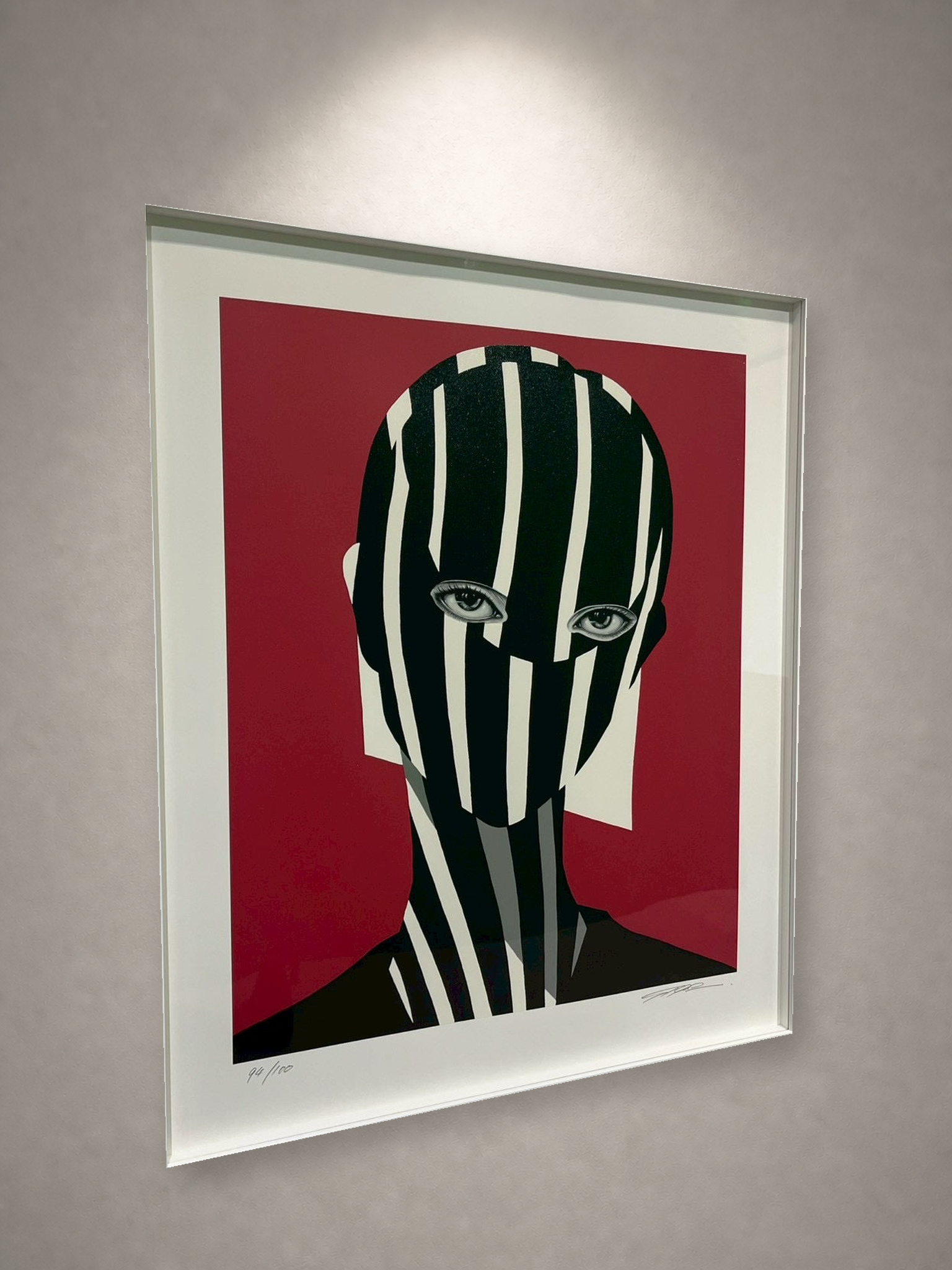 松山しげき「Portrait of dazzle #124-P」 一灯の白色スポットライトによる壁面展示イメージ・右斜め（作品画像非改変）