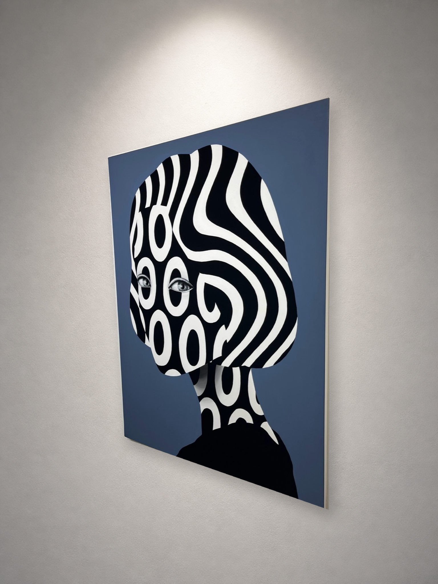 松山しげき「Portrait of dazzle #29」一灯の白色スポットライトによる壁面展示イメージ・左斜め（作品画像非改変）